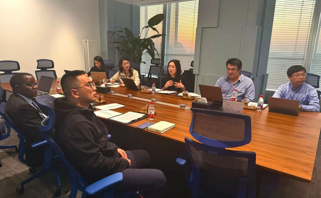 ▲宇信科技董事会秘书周帆（右三）就会谈议题进行交流