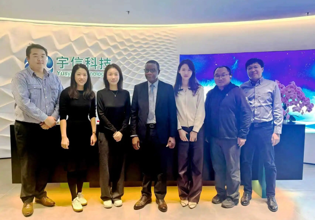 ▲宇信科技团队与赞比亚大学校长合影