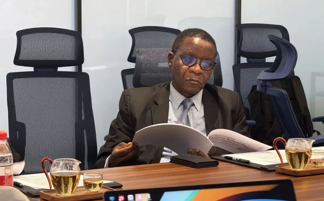 ▲赞比亚大学校长Prof. Mundia Muya先生在会谈中认真倾听