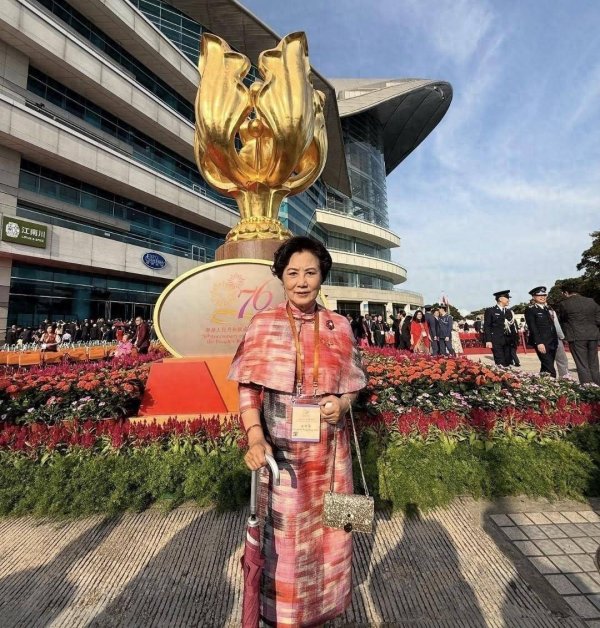 配资股中心官网 汪明荃穿抹胸礼服被嘲！两次患癌不改舞台初心，与罗家英的爱情太动人